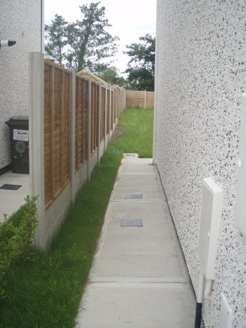 Overlap Panels in Concrete Posts and with Gravel Board